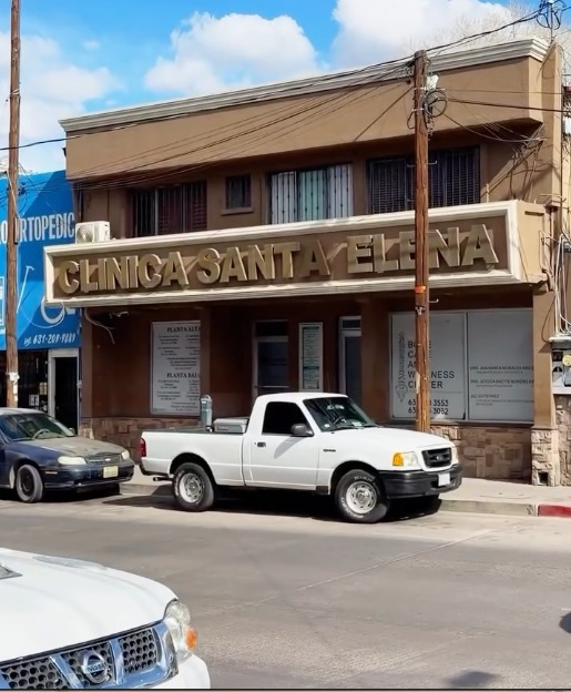 Fachada de Clínica Santa Elena sobre la Av. Álvaro Obregón, Centro de Nogales, Sonora
