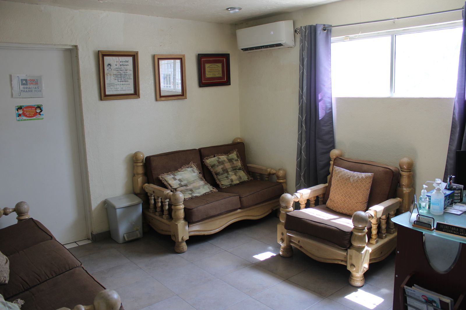 Sala de espera de Clínica Santa Elena con sillones, ventana y aire acondicionado