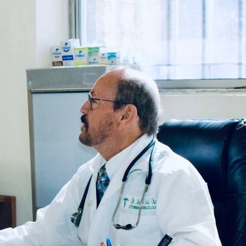 El Dr. Moisés Casal Díaz con bata en su consultorio