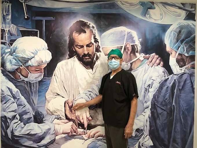 El Dr. Moisés Casal Díaz con uniforme quirúrgico en Clínica Santa Elena