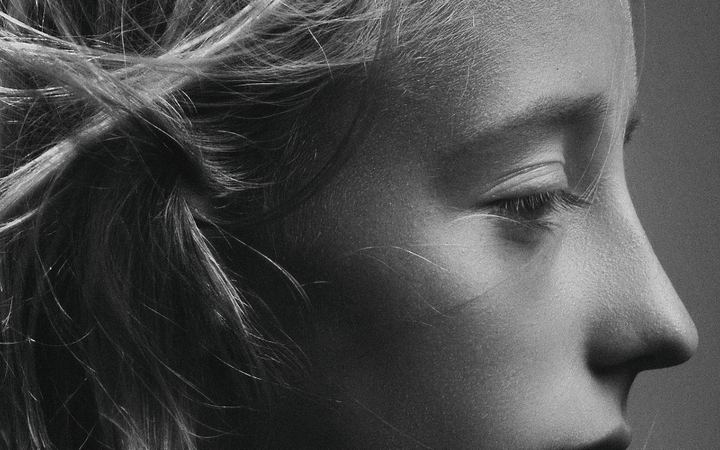 Retrato de perfil en blanco y negro